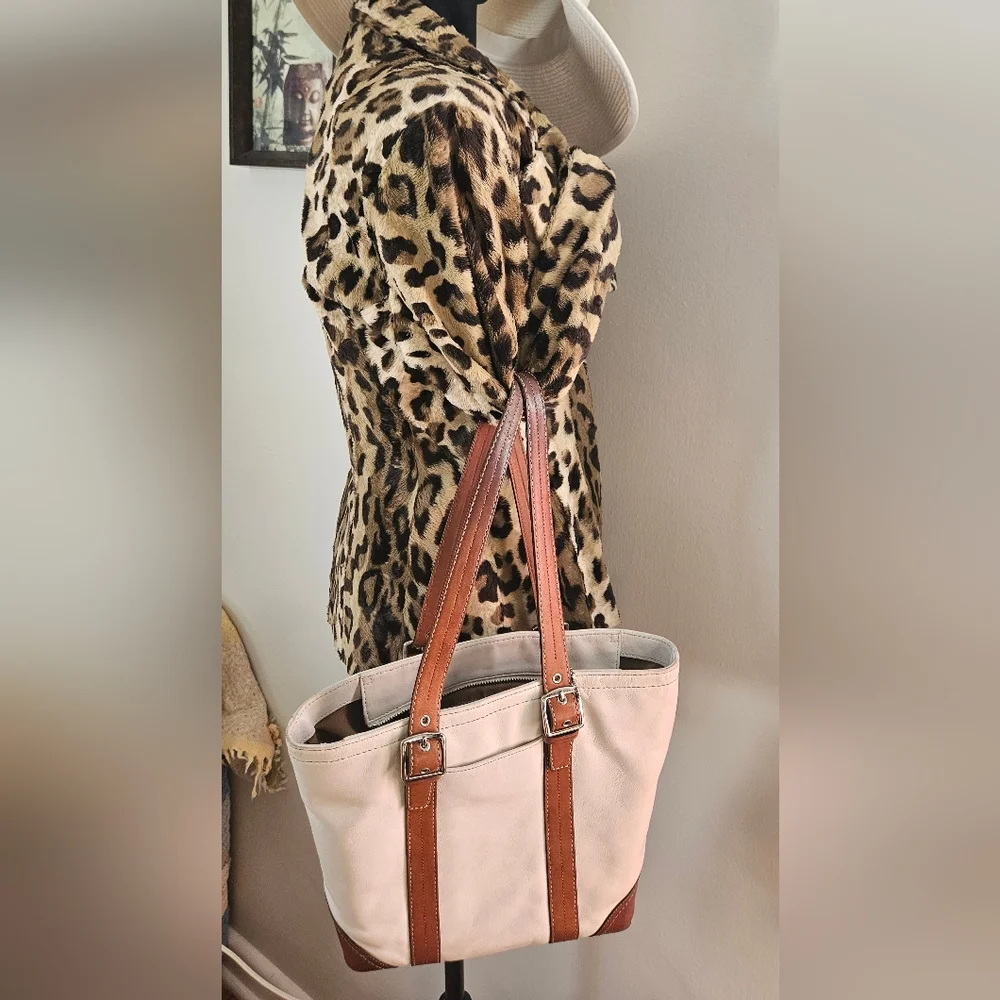 Coach Hampton Leather bucket tote shoulder bag. #f11201 - Picture 3 of 8